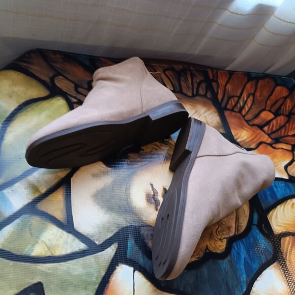 NWT Women's Tan Suede Gentle Souls Low Heel Booties - Emma Zip Bootie - Picture 7 of 11